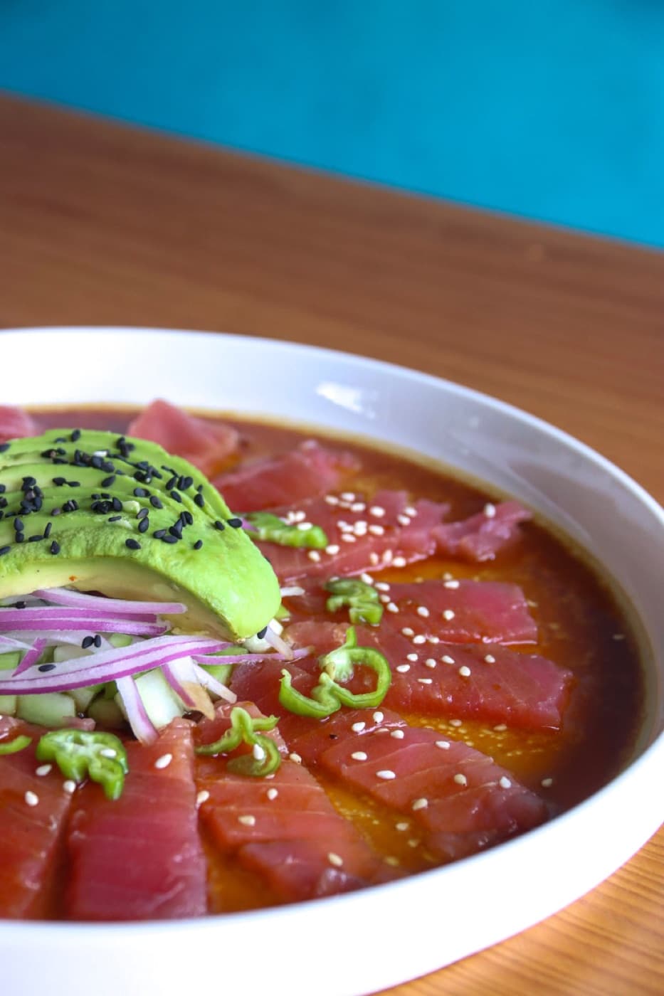 Sashimi de atún fresco con aguacate, mariscos frescos en Huatulco