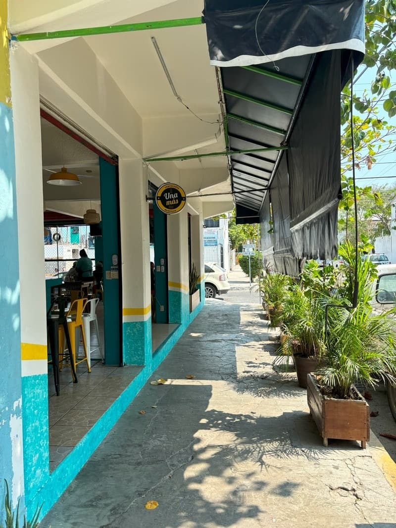 Fachada de Una Más, cevichería y marisquería en La Crucecita, Huatulco